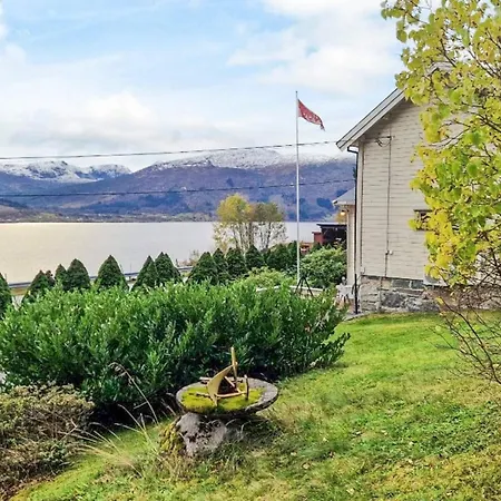 8 Person In Eidsvåg